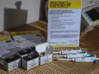 [ẢNH] Anh nghi ngờ chất lượng hàng triệu bộ kit xét nghiệm Covid-19 từ Trung Quốc