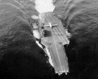 Không thể tin vào mắt khi xem vận tải cơ C-130 hạ cánh trên tàu sân bay