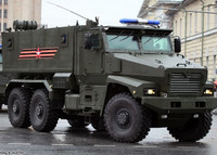 [ẢNH] Xe bọc thép hạng nặng Typhoon-U của Nga cháy dữ dội trên đường