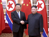 [ẢNH] Hàng trăm nghìn người Triều Tiên đổ ra đường chào đón ông Tập Cận Bình