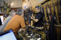 [ẢNH] Đại dịch Covid-19 bùng phát, người dân Hungary đổ xô... mua vũ khí