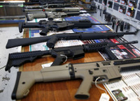 [ẢNH] Đại dịch Covid-19 bùng phát, người dân Hungary đổ xô... mua vũ khí