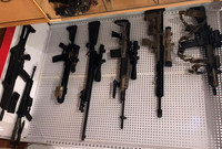 [ẢNH] Đại dịch Covid-19 bùng phát, người dân Hungary đổ xô... mua vũ khí