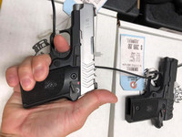 [ẢNH] Đại dịch Covid-19 bùng phát, người dân Hungary đổ xô... mua vũ khí