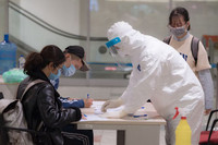 [ẢNH] Đại dịch Covid-19 bùng phát, người dân Hungary đổ xô... mua vũ khí