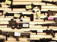 [ẢNH] Đại dịch Covid-19 bùng phát, người dân Hungary đổ xô... mua vũ khí