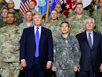 Những khoảnh khắc ấn tượng của Tổng thống Mỹ và phái đoàn tại Đông Á (2)