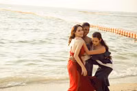 Hương Giang nhảy múa cùng các thí sinh chuyển giới bên bãi biển