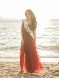 Hương Giang nhảy múa cùng các thí sinh chuyển giới bên bãi biển