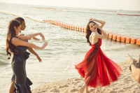 Hương Giang nhảy múa cùng các thí sinh chuyển giới bên bãi biển