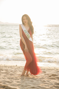 Hương Giang nhảy múa cùng các thí sinh chuyển giới bên bãi biển