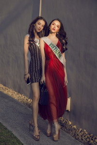 Hương Giang nhảy múa cùng các thí sinh chuyển giới bên bãi biển