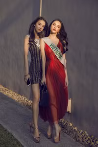 Hương Giang nhảy múa cùng các thí sinh chuyển giới bên bãi biển