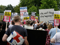 [ẢNH] Hàng chục nghìn người biểu tình chống ông Trump tại Anh