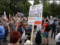 [ẢNH] Hàng chục nghìn người biểu tình chống ông Trump tại Anh