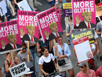 [ẢNH] Hàng chục nghìn người biểu tình chống ông Trump tại Anh