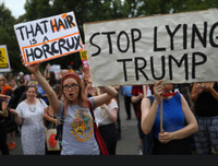 [ẢNH] Hàng chục nghìn người biểu tình chống ông Trump tại Anh