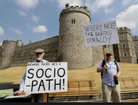 [ẢNH] Hàng chục nghìn người biểu tình chống ông Trump tại Anh