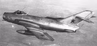 Màn trình diễn không thể táo bạo hơn của phi công tiêm kích MiG-17