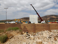 Cận cảnh nguyên mẫu các bức tường Mỹ sẽ xây dọc biên giới Mexico