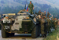 [ẢNH] Tổng thống Putin từng chỉ đạo lính dù Nga chiếm sân bay Kosovo để đàm phán với NATO