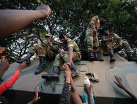 Chùm ảnh dân Zimbabwe nhảy múa trên phố sau khi Tổng thống từ chức