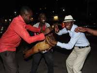 Chùm ảnh dân Zimbabwe nhảy múa trên phố sau khi Tổng thống từ chức