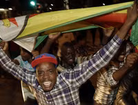 Chùm ảnh dân Zimbabwe nhảy múa trên phố sau khi Tổng thống từ chức