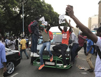 Chùm ảnh dân Zimbabwe nhảy múa trên phố sau khi Tổng thống từ chức