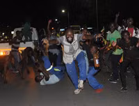 Chùm ảnh dân Zimbabwe nhảy múa trên phố sau khi Tổng thống từ chức