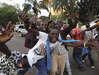 Chùm ảnh dân Zimbabwe nhảy múa trên phố sau khi Tổng thống từ chức