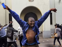 Chùm ảnh dân Zimbabwe nhảy múa trên phố sau khi Tổng thống từ chức