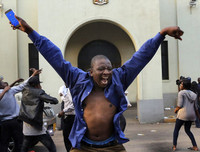 Chùm ảnh dân Zimbabwe nhảy múa trên phố sau khi Tổng thống từ chức