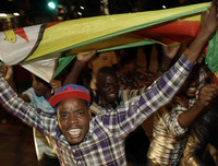 Chùm ảnh dân Zimbabwe nhảy múa trên phố sau khi Tổng thống từ chức