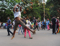 Chùm ảnh dân Zimbabwe nhảy múa trên phố sau khi Tổng thống từ chức