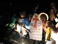 Chùm ảnh dân Zimbabwe nhảy múa trên phố sau khi Tổng thống từ chức