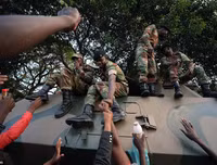 Chùm ảnh dân Zimbabwe nhảy múa trên phố sau khi Tổng thống từ chức