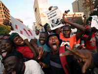 Chùm ảnh dân Zimbabwe nhảy múa trên phố sau khi Tổng thống từ chức