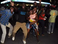 Chùm ảnh dân Zimbabwe nhảy múa trên phố sau khi Tổng thống từ chức