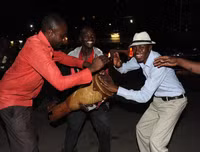 Chùm ảnh dân Zimbabwe nhảy múa trên phố sau khi Tổng thống từ chức