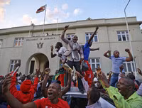 Chùm ảnh dân Zimbabwe nhảy múa trên phố sau khi Tổng thống từ chức