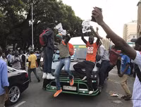 Chùm ảnh dân Zimbabwe nhảy múa trên phố sau khi Tổng thống từ chức