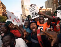 Chùm ảnh dân Zimbabwe nhảy múa trên phố sau khi Tổng thống từ chức