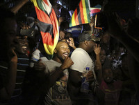 Chùm ảnh dân Zimbabwe nhảy múa trên phố sau khi Tổng thống từ chức