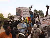 Chùm ảnh dân Zimbabwe nhảy múa trên phố sau khi Tổng thống từ chức