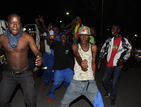 Chùm ảnh dân Zimbabwe nhảy múa trên phố sau khi Tổng thống từ chức