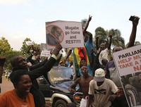 Chùm ảnh dân Zimbabwe nhảy múa trên phố sau khi Tổng thống từ chức