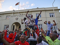 Chùm ảnh dân Zimbabwe nhảy múa trên phố sau khi Tổng thống từ chức