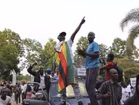 Chùm ảnh dân Zimbabwe nhảy múa trên phố sau khi Tổng thống từ chức