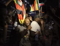 Chùm ảnh dân Zimbabwe nhảy múa trên phố sau khi Tổng thống từ chức